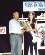 Mr. Raja Gopal of MAAZA, being honored by Bhavna Toor