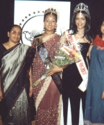 Amrita Persaud and Bhavna Toor, flanked by title sponsors Mr and Mrs Raja Gopal and Chief Organizers Neelam and Dharmatma Saran.