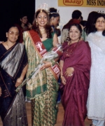 Subrina, flanked by Mr & Mrs L Rajagopal of MAAZA, Seema Andhare and the organizers Neelam & Dharmatma Saran