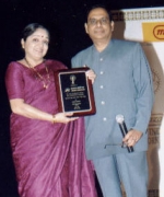 Seema Andhari, receives appreciation plaque from Dharmatma Saran