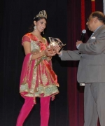 Plaque presentation, Dharmatma Saran, Chairman & Founder of IFC presenting a plaque to outgoing Maaza Miss India New York, Anuradha Maharaj