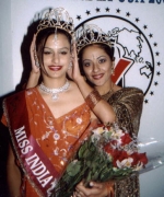 Meghna Nagarajan, being crowned by the outgoing queen Priya Arora