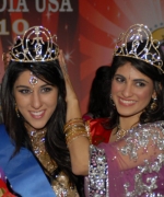 Natasha Arora , Miss India USA 2010, being crowned by Priyanka Singha, Miss India USA 2009