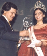 Plaque presentation, Ashok Trivedi presenting a plaque and prize money to the outgoing queen Ritu Upadhyay