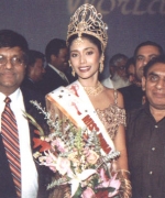 Satya Shaw & Babubhai Patel, hosts of Miss India USA 2002 in Los Angeles with the winner