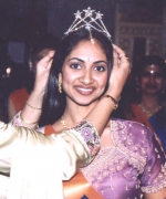 Neelam Saran, crowning Miss Beautiful Eyes Stacy Isaac (USA)