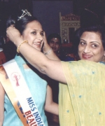 Anjana Trivedi, crowning Miss Beautiful Smile Hiral Shah of Kenya