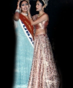 Santripti Vellody (UAE), being crowned by the outgoing queen Sarika Sukhdeo (South Africa)