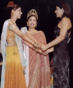  Archana Puran Singh, congratulating Purva Merchant while Santripti looks on